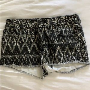 Black and white print short